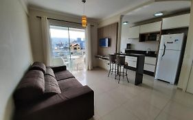 Apartamento 3 quartos 8 pessoas a 50 mts da Praia de Bombas, a 100m da Passarela do Ribeiro